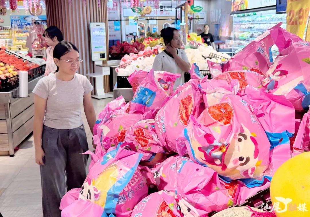 超市里，市民选购柚子等应节水果。