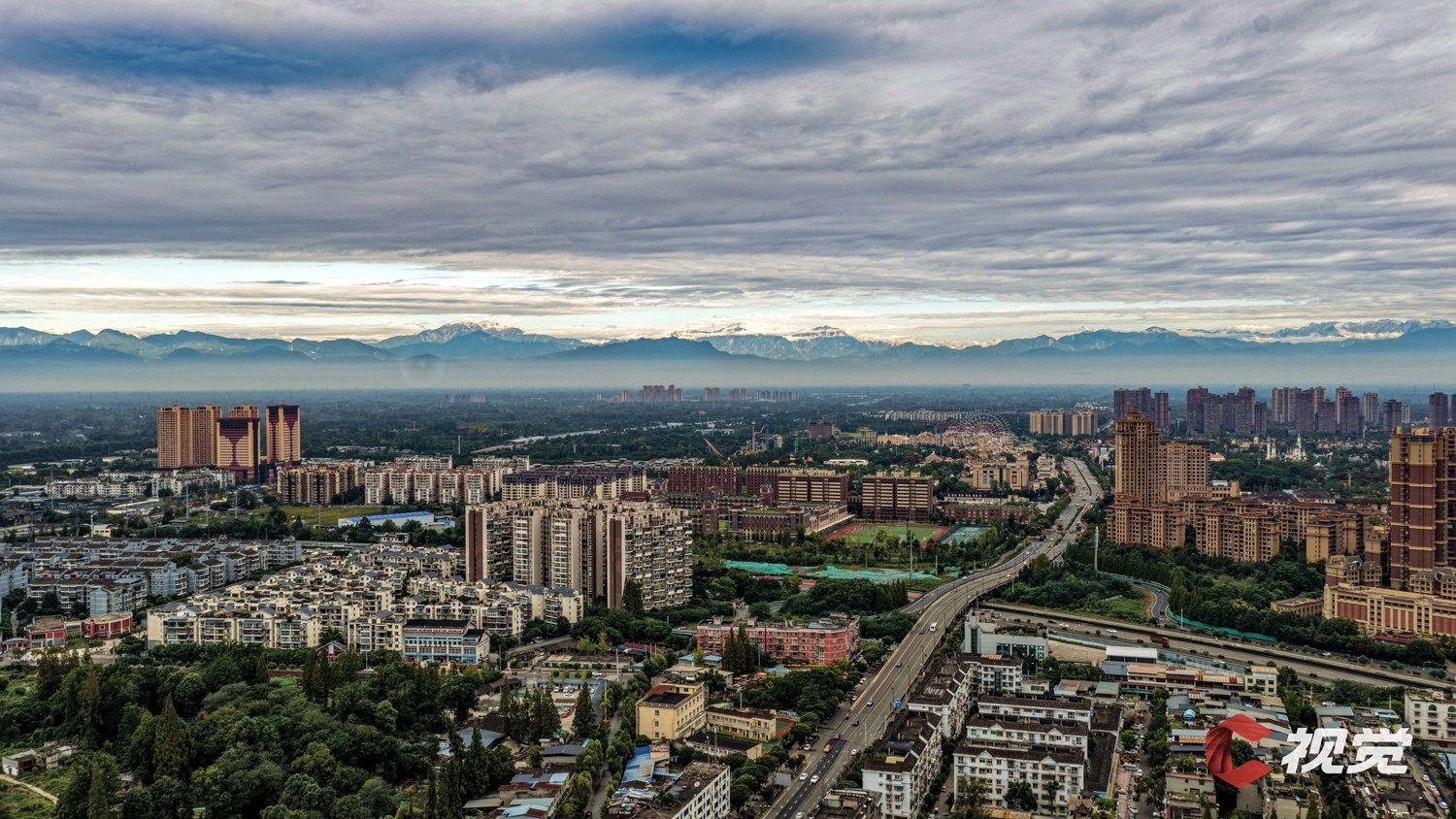 9月29日早晨，成都市温江区与远处连绵雪山同框。C视觉签约摄影师 石鑫 摄
